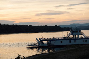 Günbatımında Macaristan 'daki Tuna Nehri' nde feribot. Yüksek kalite fotoğraf
