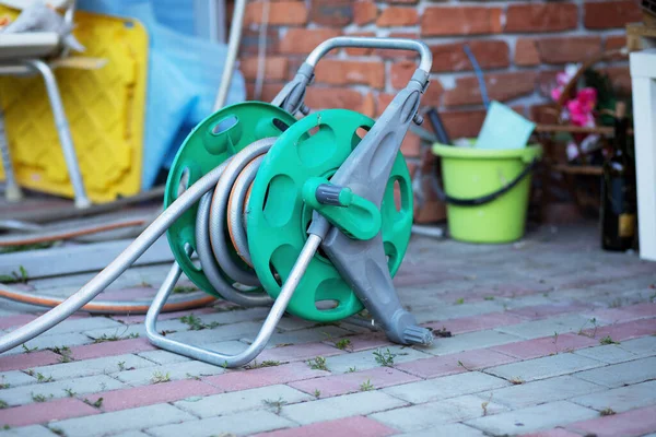 Asfaltta bahçe hortumu makarası. Yüksek kalite fotoğraf