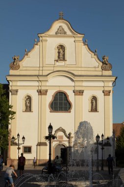Boşluk, Macaristan 'da bir barok kilisesi cephesi. Yüksek kalite fotoğraf
