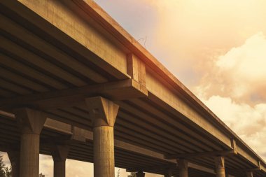 Yeni inşa edilmiş yüksek otobanın bir kısmı açık mavi gökyüzüne karşı. Yüksek kalite fotoğraf