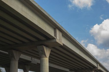 Yeni inşa edilmiş yüksek otobanın bir kısmı açık mavi gökyüzüne karşı. Yüksek kalite fotoğraf