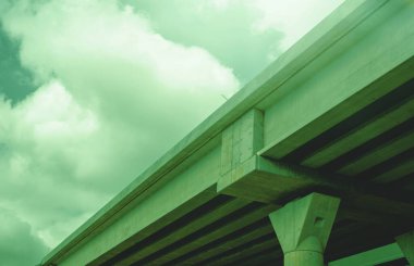 Yeni inşa edilmiş yüksek otobanın bir kısmı açık mavi gökyüzüne karşı. Yüksek kalite fotoğraf