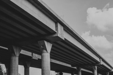 Yeni inşa edilmiş yüksek otobanın bir kısmı açık mavi gökyüzüne karşı. Yüksek kalite fotoğraf