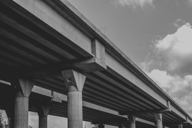 Yeni inşa edilmiş yüksek otobanın bir kısmı açık mavi gökyüzüne karşı. Yüksek kalite fotoğraf