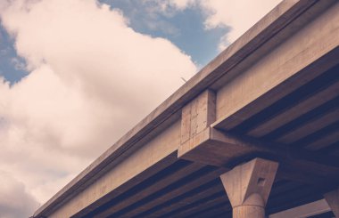 Yeni inşa edilmiş yüksek otobanın bir kısmı açık mavi gökyüzüne karşı. Yüksek kalite fotoğraf