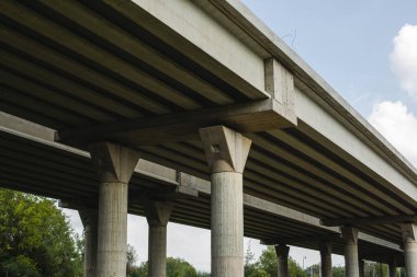 Yeni inşa edilmiş yüksek otobanın bir kısmı açık mavi gökyüzüne karşı. Yüksek kalite fotoğraf