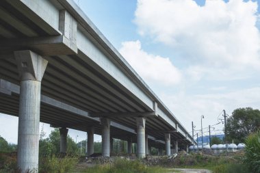 Yeni inşa edilmiş yüksek otobanın bir kısmı açık mavi gökyüzüne karşı. Yüksek kalite fotoğraf