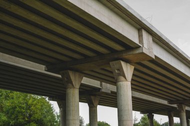 Yeni inşa edilmiş yüksek otobanın bir kısmı açık mavi gökyüzüne karşı. Yüksek kalite fotoğraf