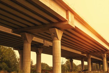 Yeni inşa edilmiş yüksek otobanın bir kısmı açık mavi gökyüzüne karşı. Yüksek kalite fotoğraf