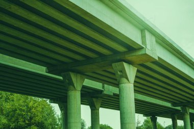 Yeni inşa edilmiş yüksek otobanın bir kısmı açık mavi gökyüzüne karşı. Yüksek kalite fotoğraf