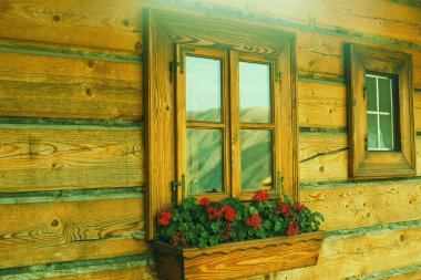 Ahşap bir kulübenin güzel dekore edilmiş penceresi. Yüksek kalite fotoğraf