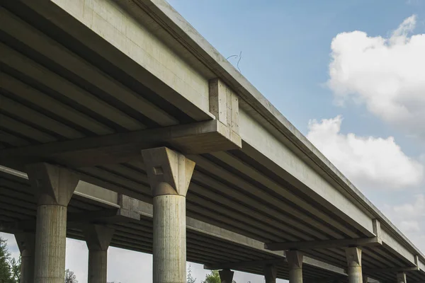 新たに建設された高架道路のセクションでは 明るい青空に対して撮影 高品質の写真 — ストック写真