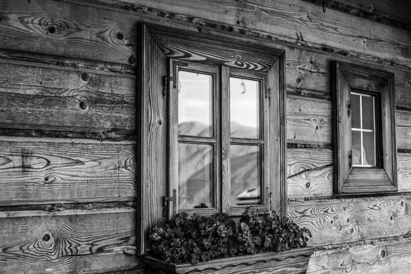 Joliment Décoré Fenêtre Une Maison Cabane Rondins Photographie Noir Blanc — Photo
