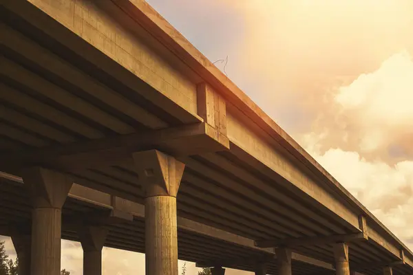 Sección Nueva Construcción Carretera Elevada Caliente Contra Cielo Azul Brillante Fotos de stock