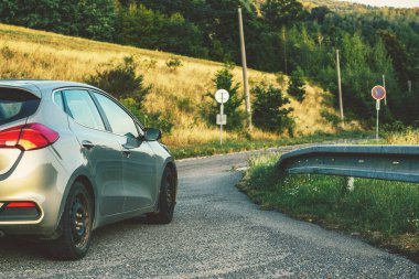  Yeşil alanın oradaki kır yolunda bir araba. Kaliteli bir fotoğraf. Yüksek kalite fotoğraf