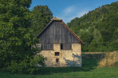 Akşamları güzel doğal çevredeki eski ahır. Yaz mevsimi. Yüksek kalite fotoğraf
