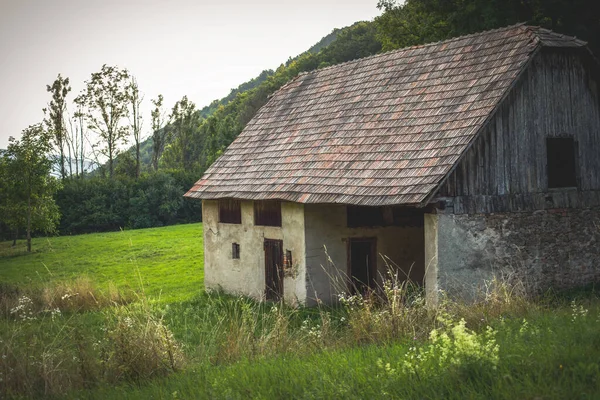 Oude Schuur Prachtige Natuurlijke Omgeving Tijdens Avondzon Zomer Seizoen Hoge — Stockfoto