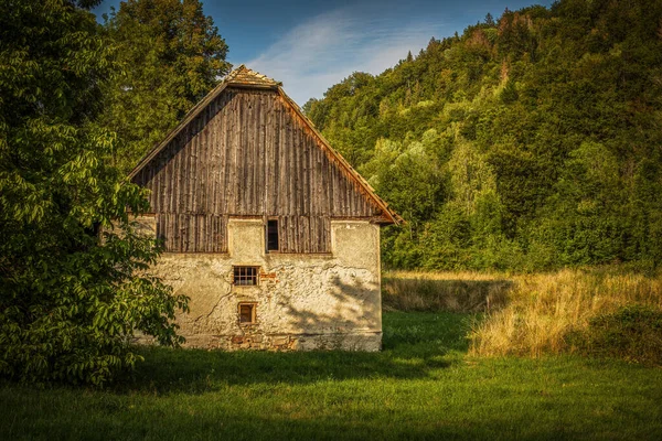 Oude Schuur Prachtige Natuurlijke Omgeving Tijdens Avondzon Zomer Seizoen Hoge — Stockfoto