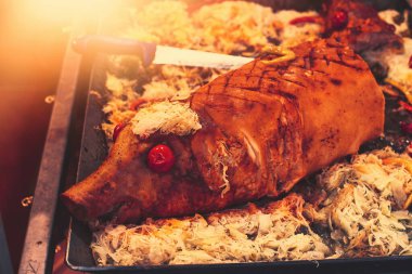 Açık pazarda bütün kızarmış domuz satılıyor. Yüksek kalite fotoğraf