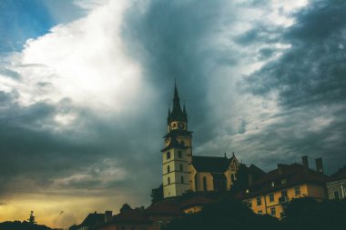 Slovakya, Kremnica 'daki kasaba merkezi ve kale manzarası. Yüksek kalite fotoğraf