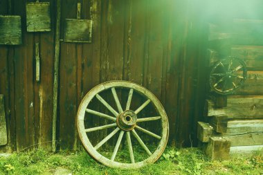 Hayvan çiftliğindeki ahşap duvarda asılı eski köylü aletleri. Yüksek kalite fotoğraf