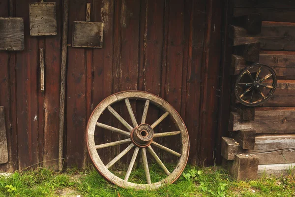 Oude Boerenwerktuigen Hangend Aan Een Houten Muur Een Dierenboerderij Hoge — Stockfoto