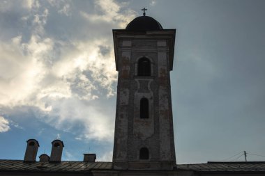 Slovakya 'nın Kremnica şehrinin merkezindeki çan kulesi. Yüksek kalite fotoğraf