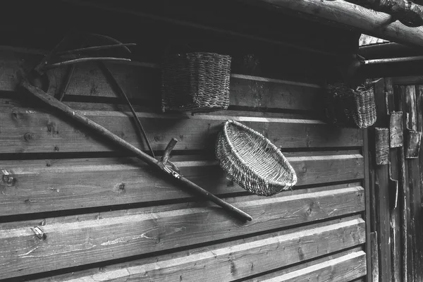 Staré Rolnické Nástroje Zavěšené Dřevěné Zdi Zvířecí Farmě Černobílé Kvalitní — Stock fotografie