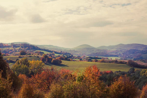 Landelijk Landschap Een Zonnige Dag Herfst Bergen Achtergrond Hoge Kwaliteit — Stockfoto