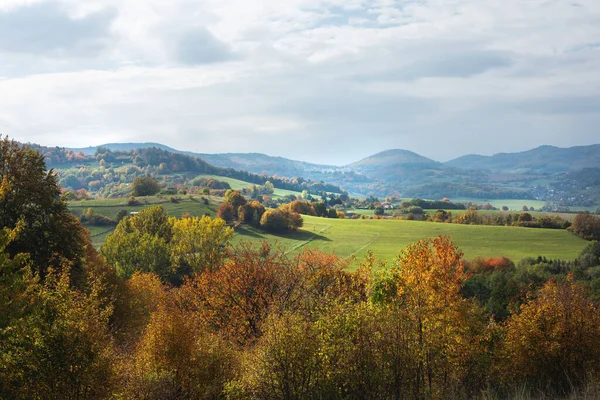 Paesaggio Rurale Una Giornata Sole Autunno Montagne Sullo Sfondo Foto — Foto Stock