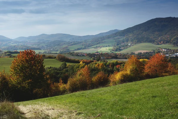 Krajobraz Wiejski Słoneczny Dzień Jesieni Góry Tle Wysokiej Jakości Zdjęcie — Zdjęcie stockowe