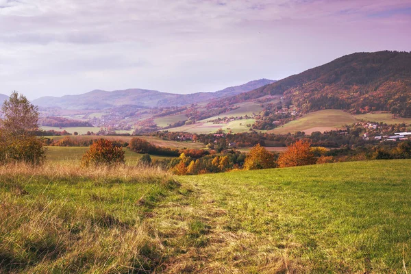 Górski Krajobraz Wiejski Sezonie Jesiennym Wysokiej Jakości Zdjęcie — Zdjęcie stockowe