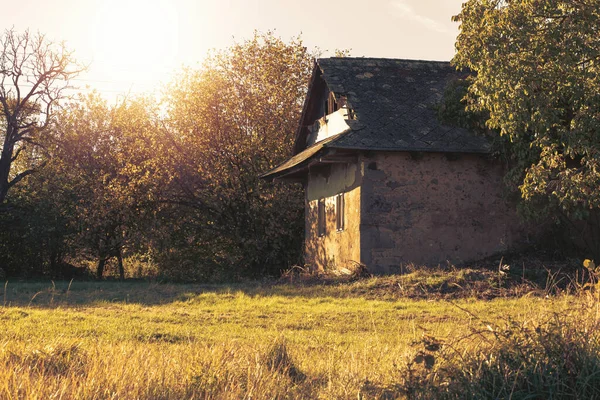 Oud Boerenhuis Een Prachtige Natuurlijke Omgeving Zonnige Dag Herfst Hoge — Stockfoto