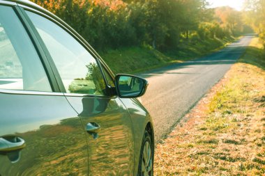 Çevresi doğa ile çevrili, kır yolundaki araba. Yüksek kalite fotoğraf