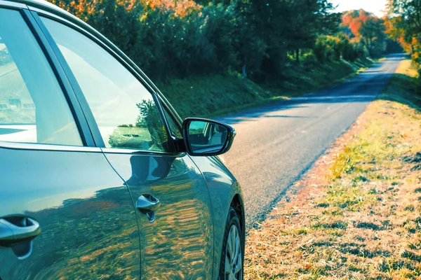 Çevresi doğa ile çevrili, kır yolundaki araba. Yüksek kalite fotoğraf