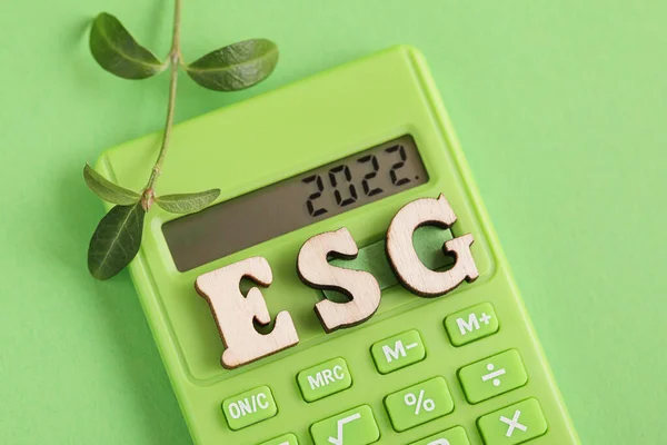 ESG. Planer för 2022 skriven på grön miniräknare. Färsk växt, grön miniräknare på grön bakgrund. Miljö, sociala frågor och företagsstyrning. — Stockfoto