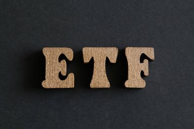 Siyah arka planda altın kelime ETF. Değiş tokuş Fonu.