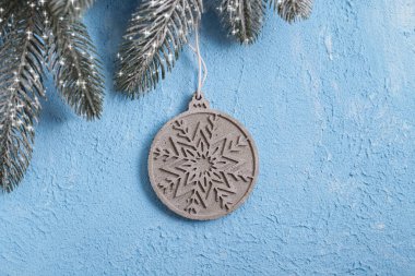 Mavi desenli alçıtaşına beton bir Noel topu. Doğrama geleneği. İnşaat mağazası için yeni yıl geçmişi. İnşaatta kullanılan yapı malzemesi. Çimento, alçı taşı..