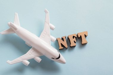NFT, uçak. Finansal olmayan jeton, seyahat konsepti, NFT.