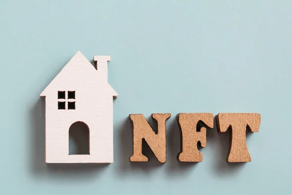 Un gettone non fungibile. NFT, Casa in legno bianco su sfondo blu. Tokenizzazione Immobiliare. Blockchain mercato immobiliare decentralizzato. Affittare o acquistare casa per ETH. — Foto Stock