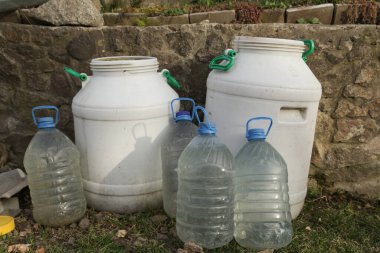 Eski koyu mavi plastik şişeler, su tankı. Koruma Ortamı