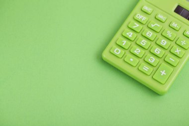 Yeşil arka planda yeşil hesap makinesi. Uzayı kopyala Çevresel, sosyal, kurumsal yönetim. Yeşil Kredi