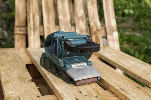 Sanding Pallet, sanding machine. Process wooden board — Stock Photo, Image