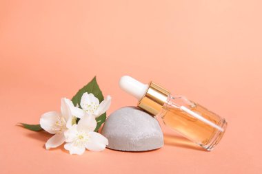 Yeşil podyum arka planında gerekli yağlar için kozmetik cam şişe. Spa Doğal Serumları. Düşüren Şişe Model