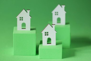 Ev Modeli, yeşil blok. Emlak yatırımı gayrimenkul ve ev ipoteği finansal konsepti. Çevre. ESG