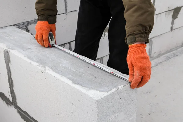 Masonry Worker Make Concrete Check Gorizontality Construction Man Lightweight Concrete — ストック写真