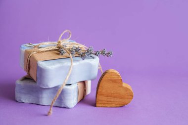 Menekşe arka planında el yapımı doğal banyo spa lavanta sabunu. Sabun yapımı. Sabun kalıpları. Spa, cilt bakımı. Hediye paketi.