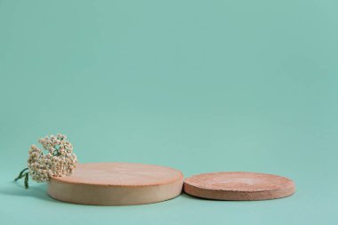 Beton Taş İki Boş Podyum Minimum Kozmetik Aquamarine arkaplanı.