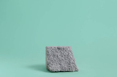 Beton taş, boş podyum, asgari düzeyde. Aquamarine arkaplanı.