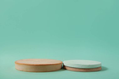 İki podyum beton, ambalaj sunumu, mavi arka planda kozmetik..